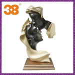 2013 fashion chinese wholesale modern Prince and Princess kiss love modern sculpture